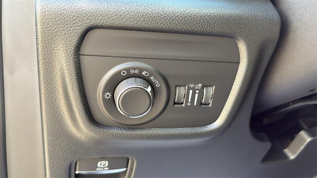 new 2025 Jeep Grand Cherokee car, priced at $32,950