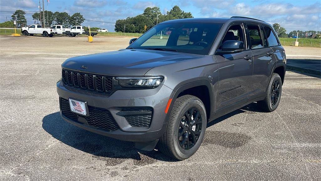 new 2025 Jeep Grand Cherokee car, priced at $40,420