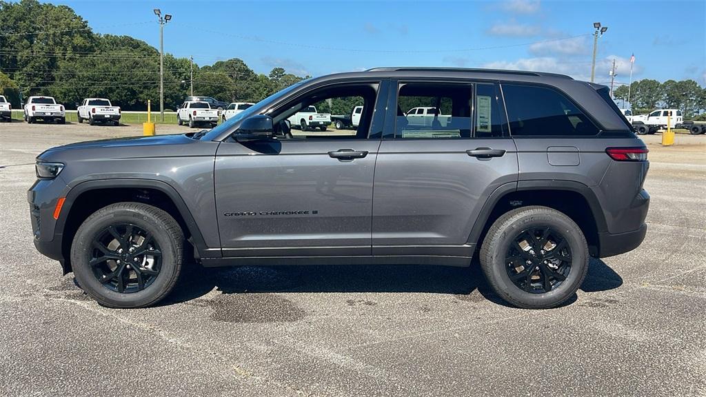 new 2025 Jeep Grand Cherokee car, priced at $40,420