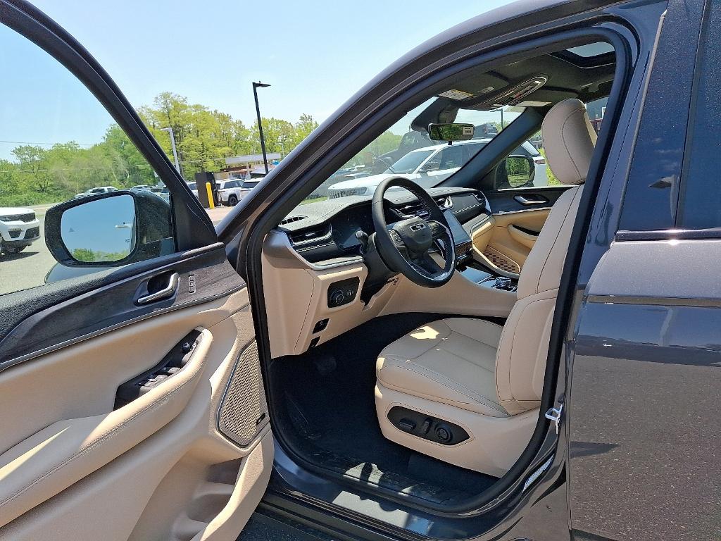 new 2025 Jeep Grand Cherokee car, priced at $52,999