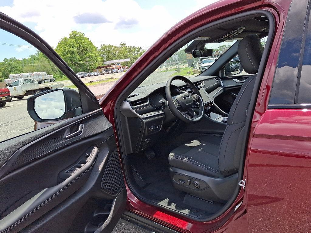 new 2025 Jeep Grand Cherokee car, priced at $42,232