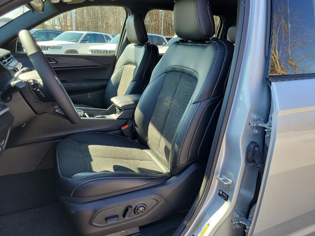 new 2024 Jeep Grand Cherokee L car, priced at $48,843