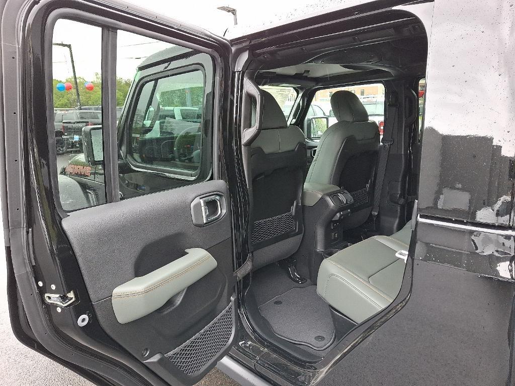 new 2025 Jeep Gladiator car, priced at $58,080