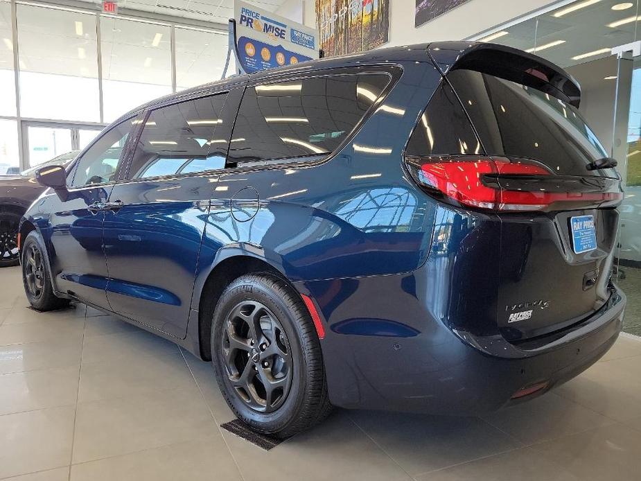 new 2023 Chrysler Pacifica Hybrid car, priced at $45,324