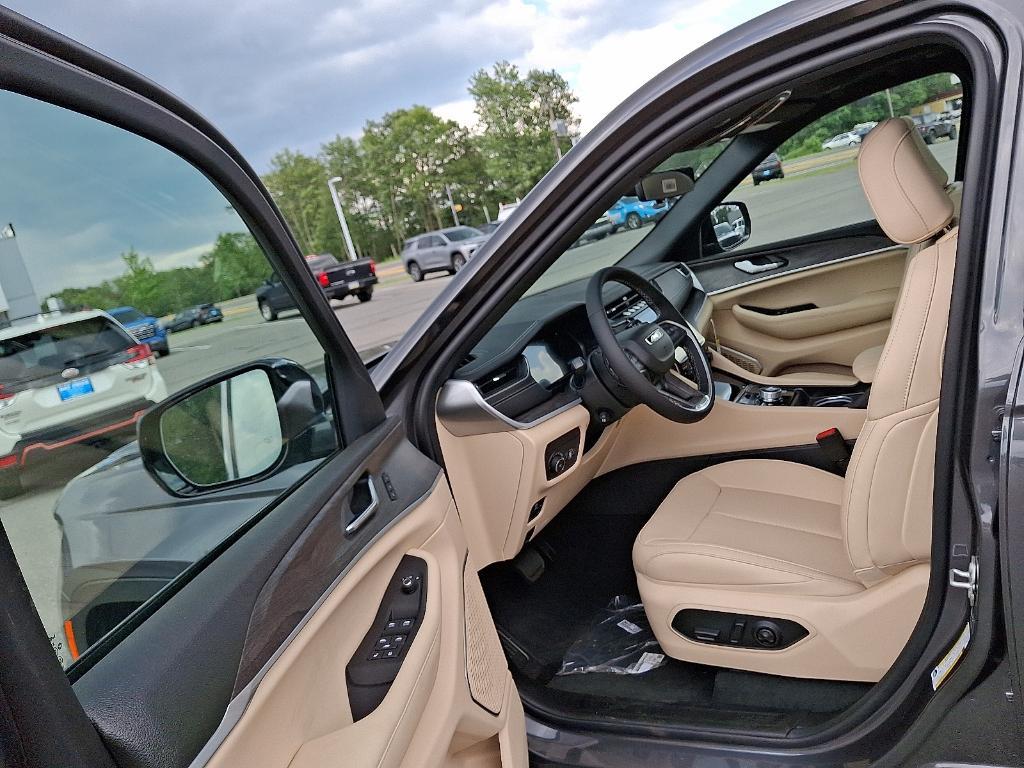 new 2025 Jeep Grand Cherokee car, priced at $53,373
