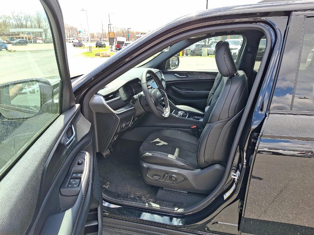 new 2025 Jeep Grand Cherokee car, priced at $45,690