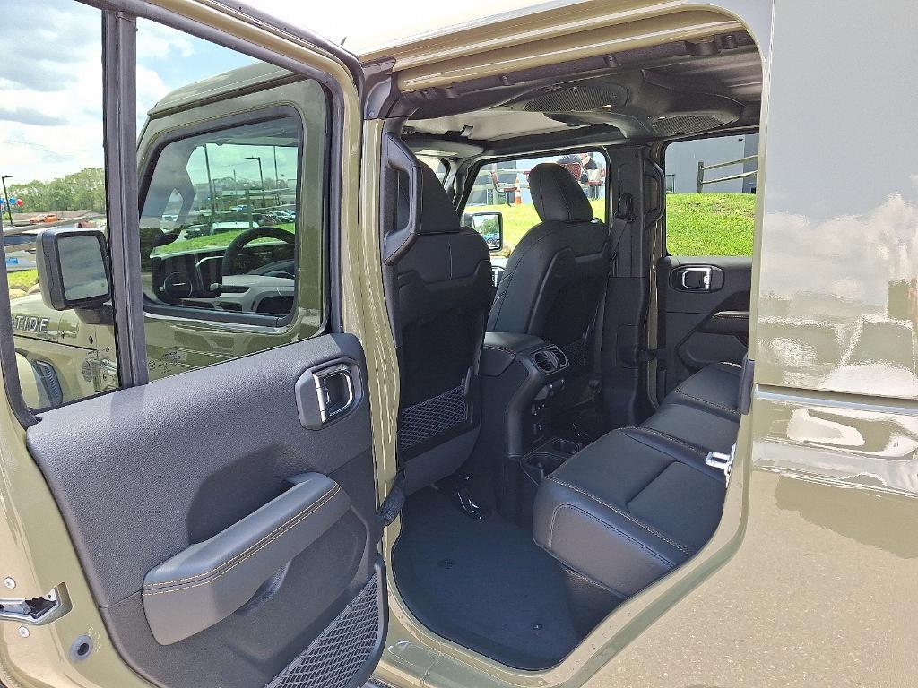 new 2025 Jeep Gladiator car, priced at $47,976