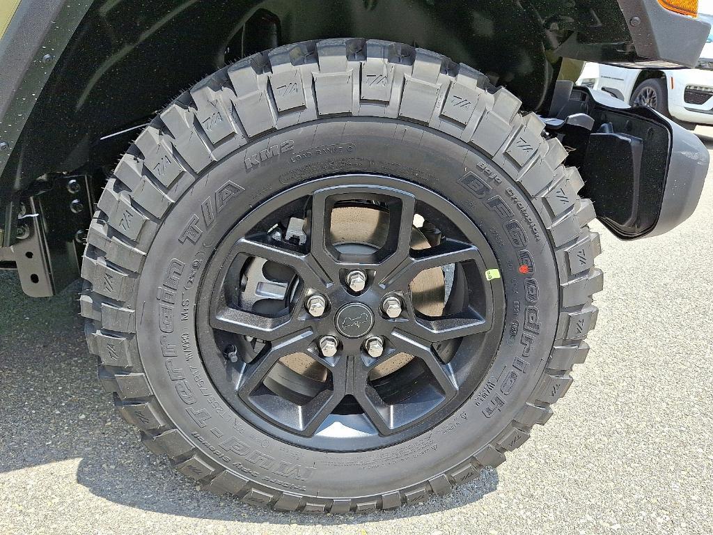 new 2025 Jeep Gladiator car, priced at $47,976