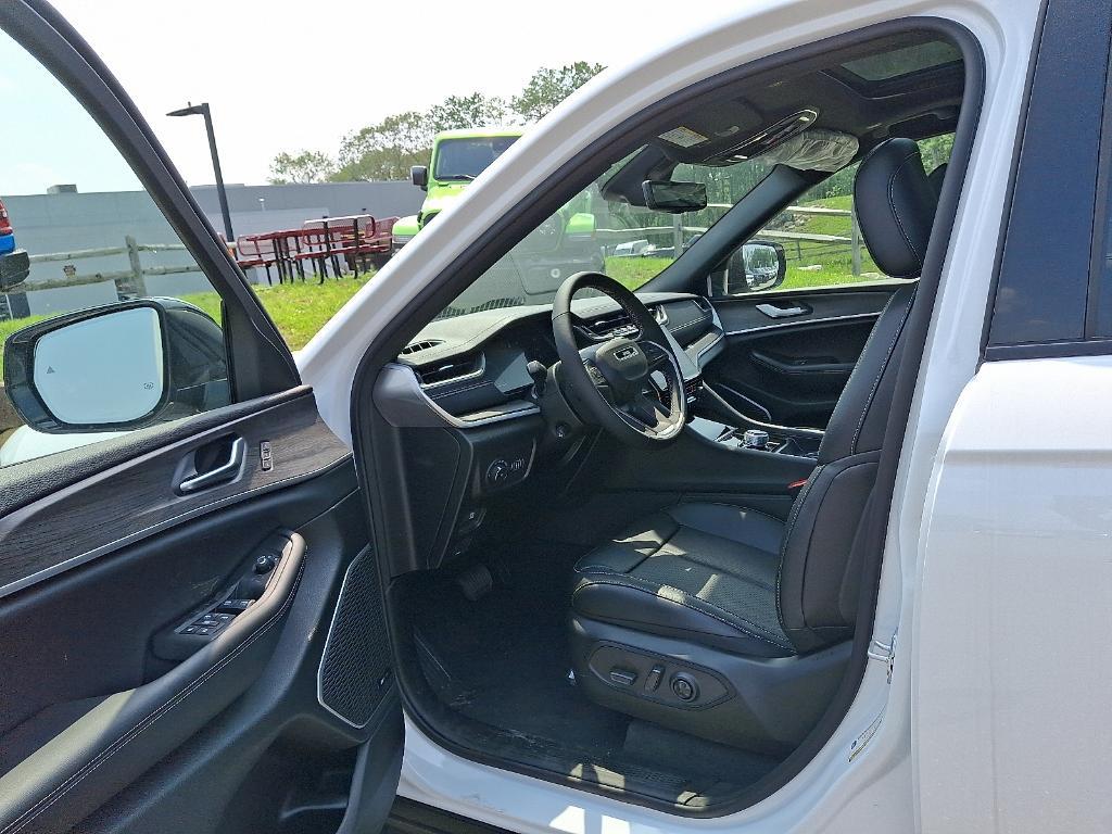 new 2025 Jeep Grand Cherokee car, priced at $54,692