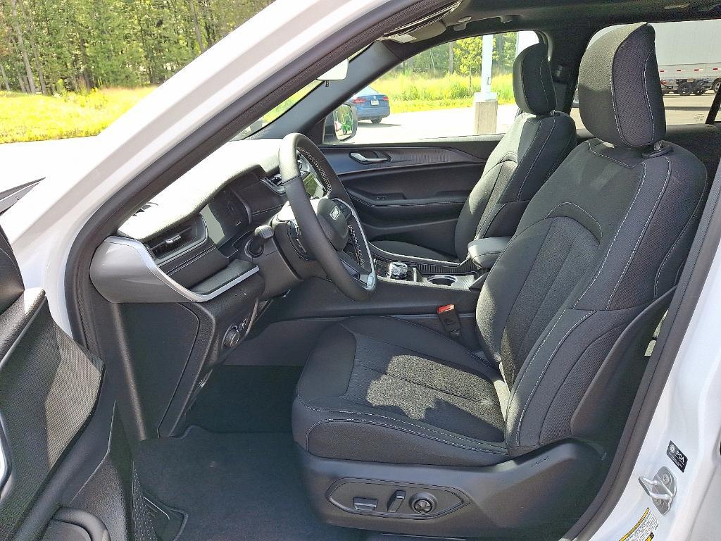 new 2025 Jeep Grand Cherokee car, priced at $43,214