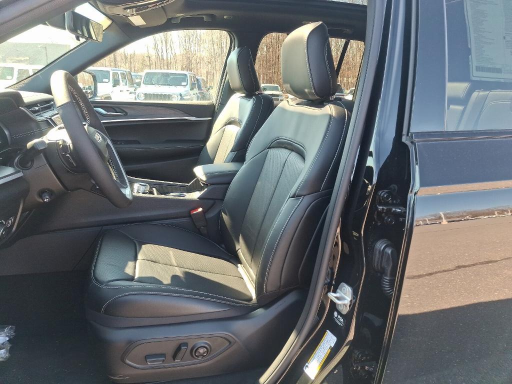 new 2025 Jeep Grand Cherokee car, priced at $54,044