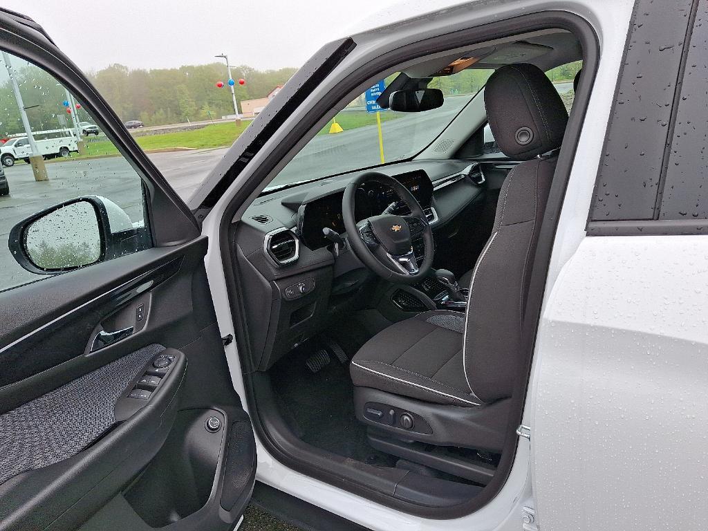 new 2025 Chevrolet TrailBlazer car, priced at $30,220