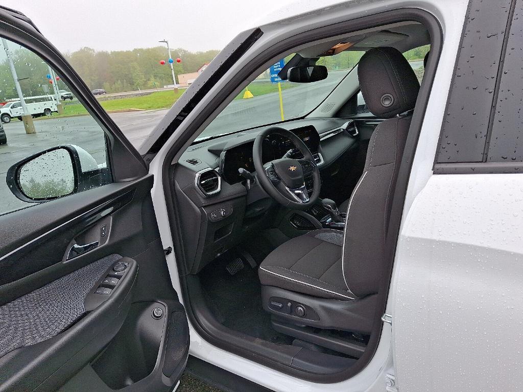 new 2025 Chevrolet TrailBlazer car, priced at $30,220