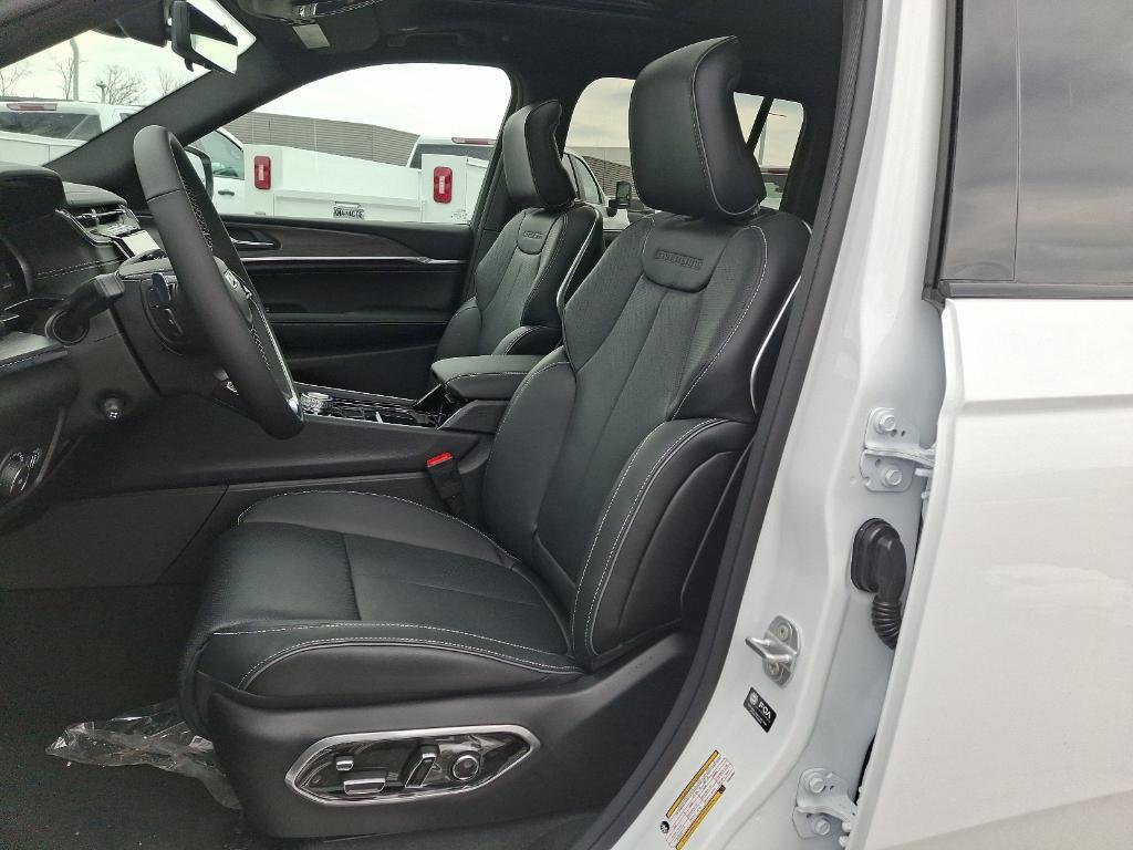 new 2025 Jeep Grand Cherokee car, priced at $61,650