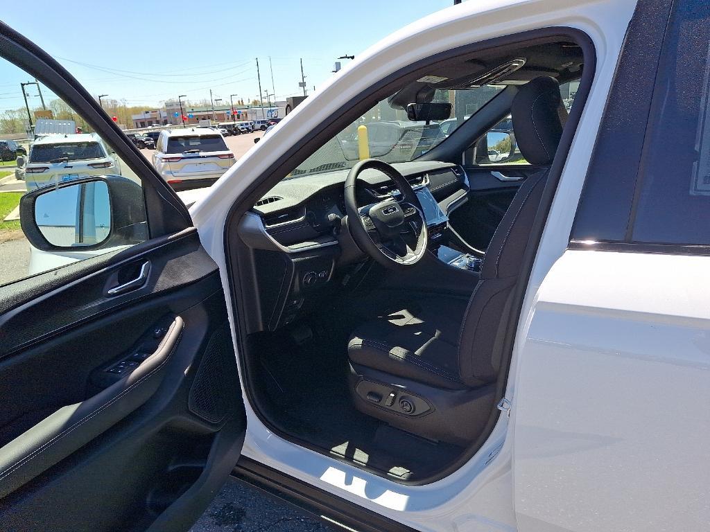 new 2025 Jeep Grand Cherokee car, priced at $41,714