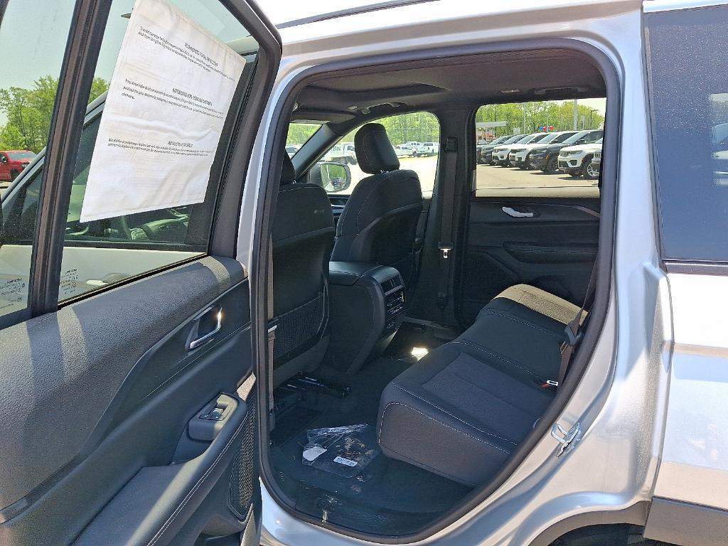 new 2025 Jeep Grand Cherokee car, priced at $42,033