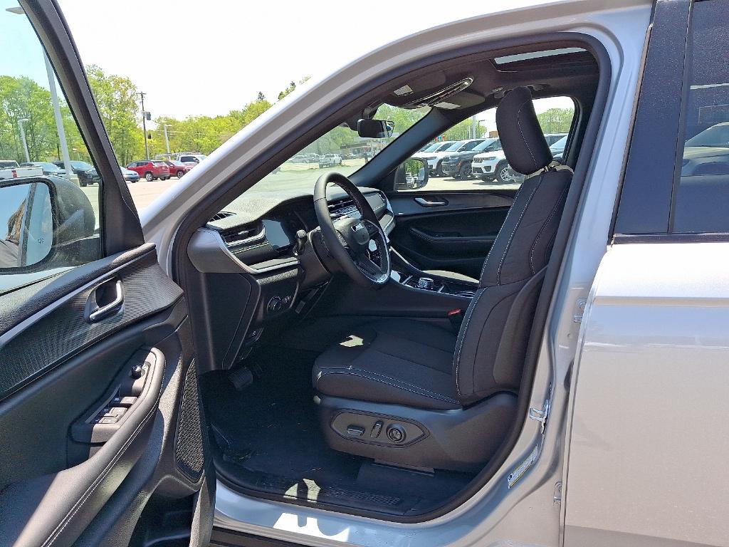 new 2025 Jeep Grand Cherokee car, priced at $42,033