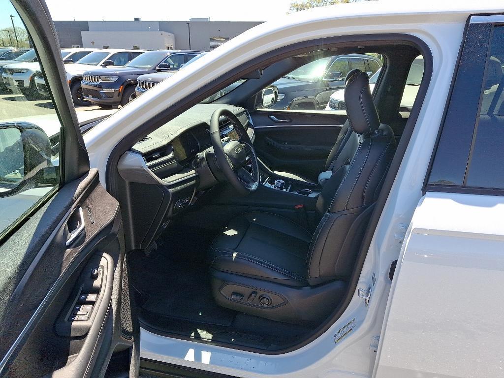 new 2025 Jeep Grand Cherokee car, priced at $44,895