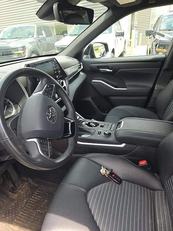 used 2021 Toyota Highlander car, priced at $38,682