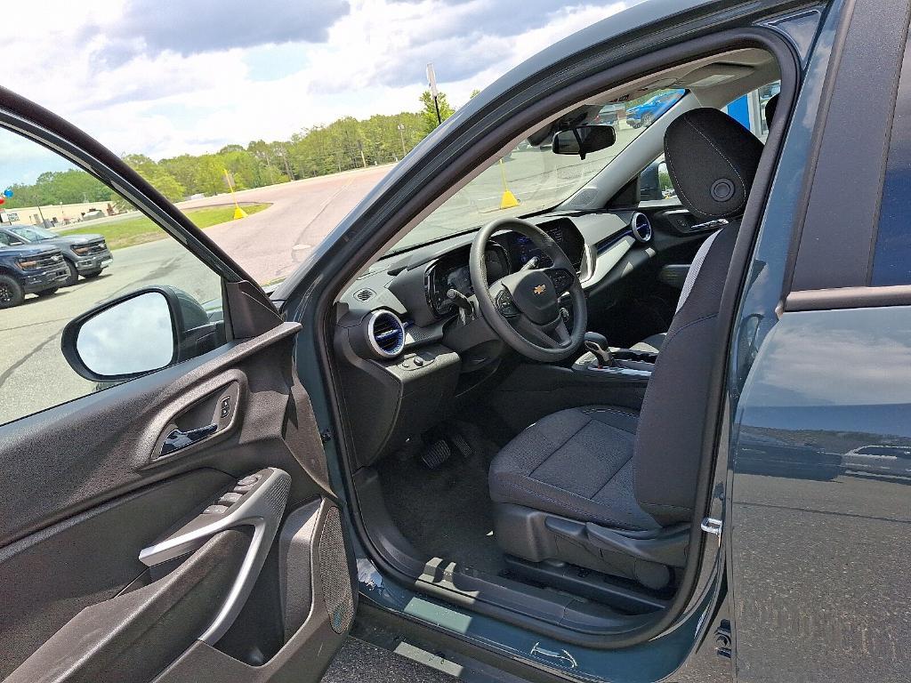 new 2025 Chevrolet Trax car, priced at $22,890
