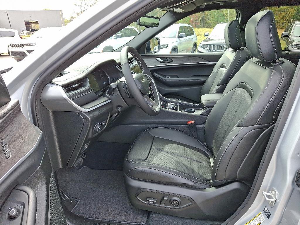 new 2025 Jeep Grand Cherokee car, priced at $53,373
