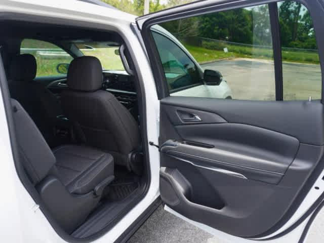 used 2025 Chevrolet Traverse car, priced at $43,494