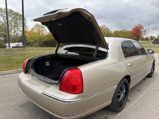 used 2007 Lincoln Town Car car, priced at $6,995