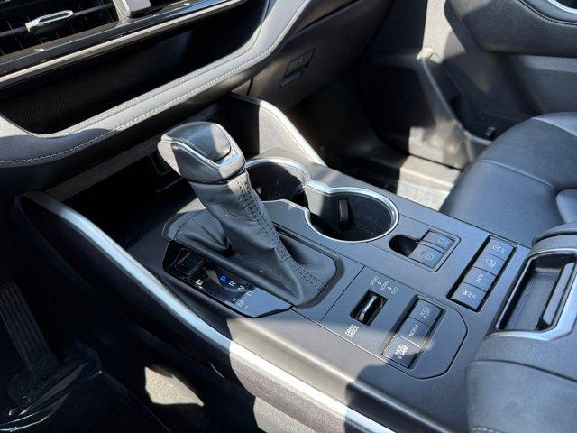 used 2020 Toyota Highlander car, priced at $27,750