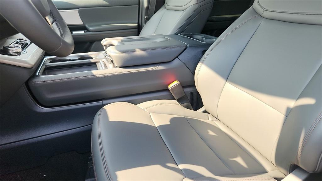 new 2025 Ford Expedition car, priced at $65,109