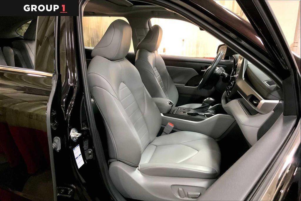 used 2022 Toyota Highlander car, priced at $37,717