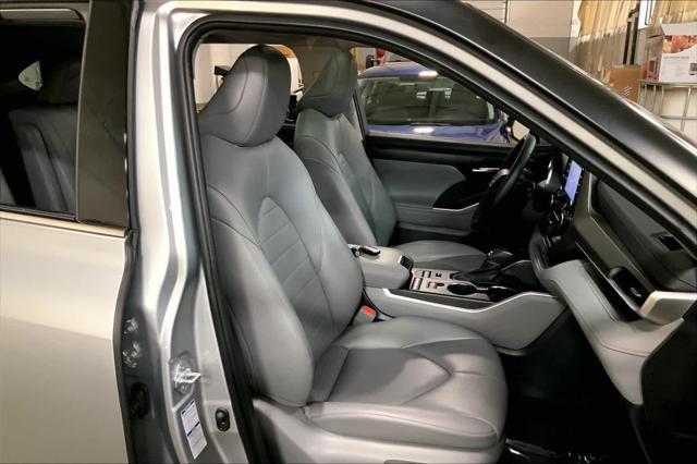 used 2022 Toyota Highlander car, priced at $35,404