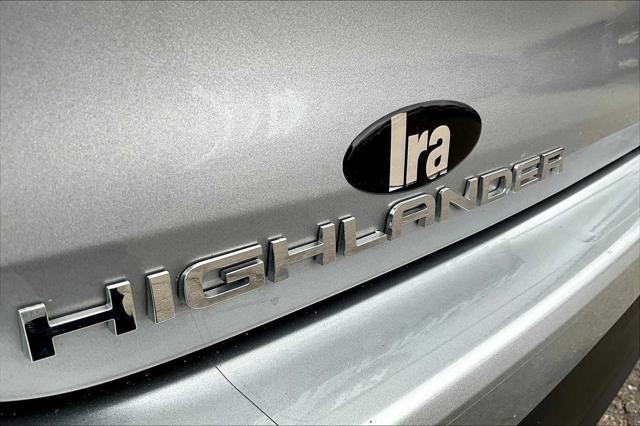 used 2022 Toyota Highlander car, priced at $35,404