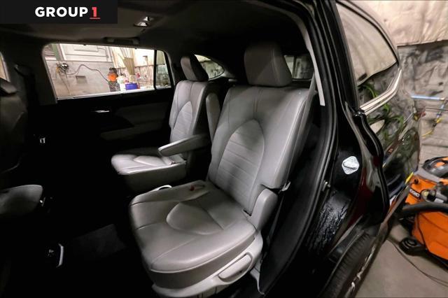 used 2021 Toyota Highlander car, priced at $36,032