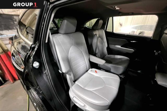 used 2021 Toyota Highlander car, priced at $36,032