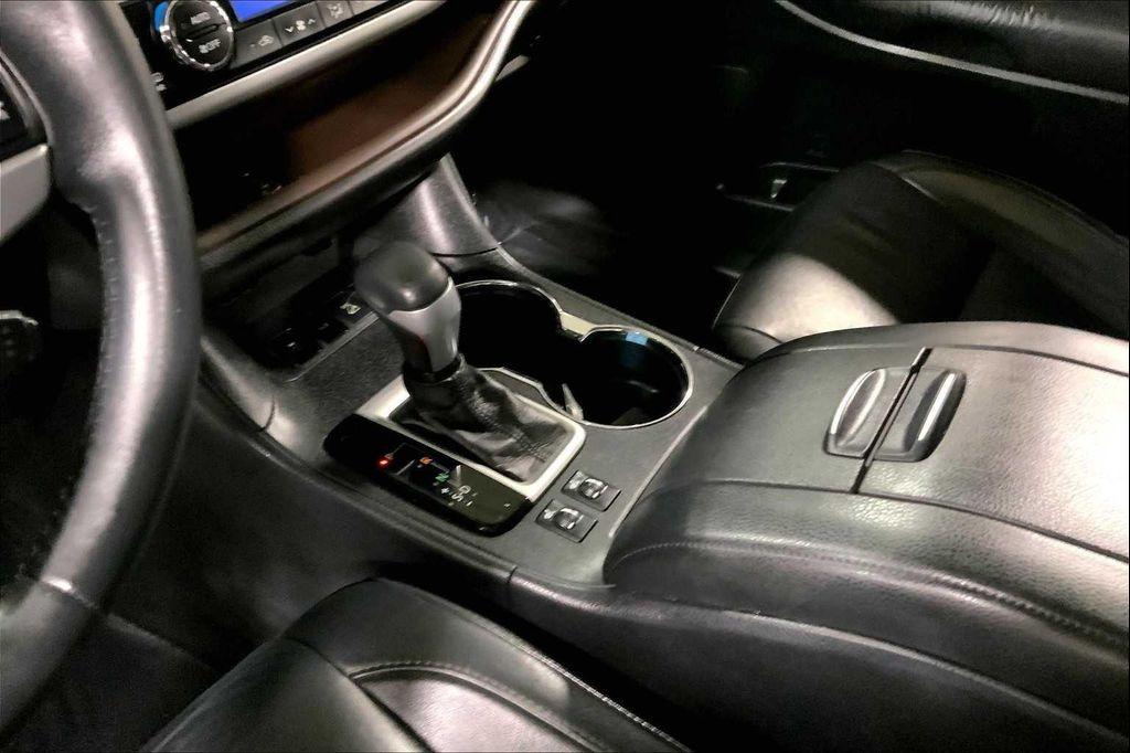 used 2015 Toyota Highlander car, priced at $17,167