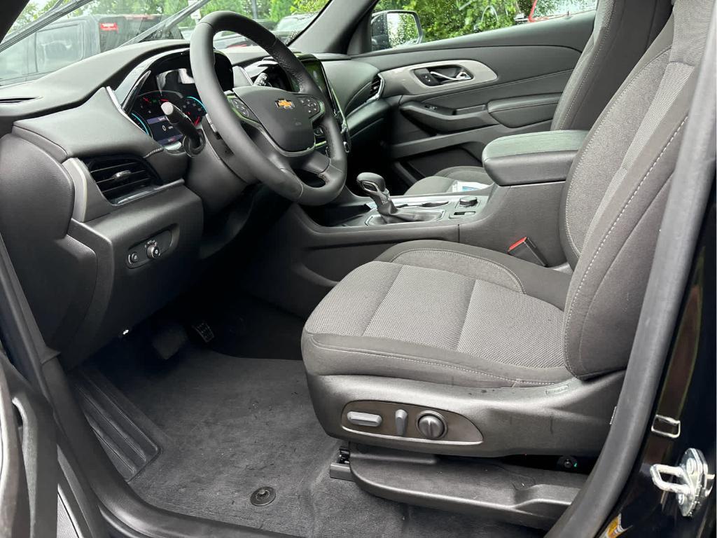 used 2023 Chevrolet Traverse car, priced at $31,099