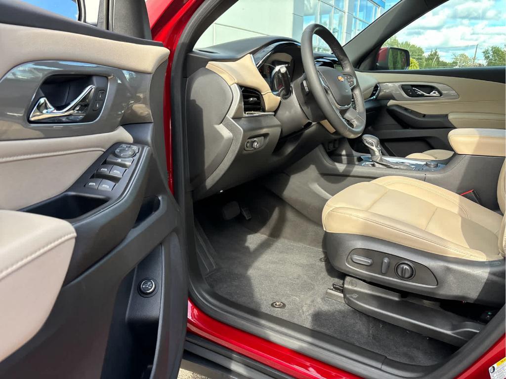 used 2023 Chevrolet Traverse car, priced at $31,599