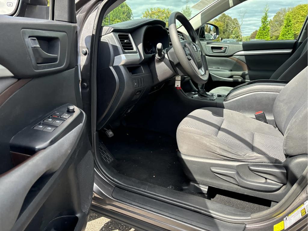 used 2015 Toyota Highlander car, priced at $16,399