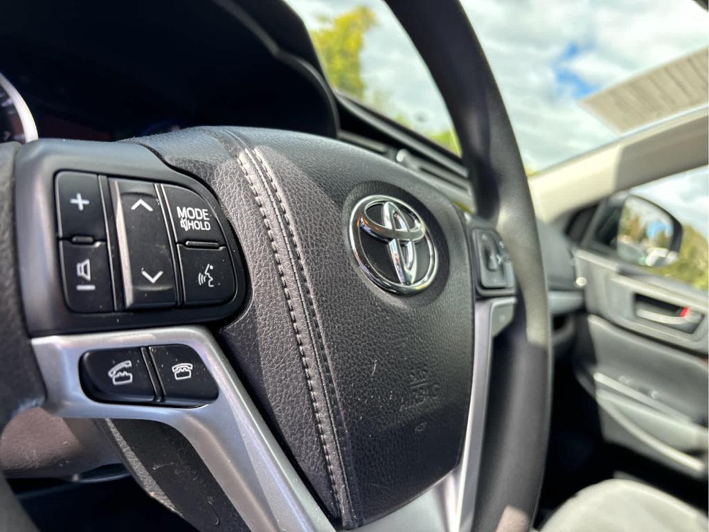 used 2015 Toyota Highlander car, priced at $16,399