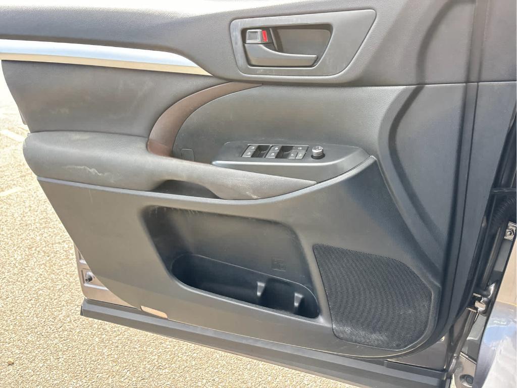 used 2015 Toyota Highlander car, priced at $16,399