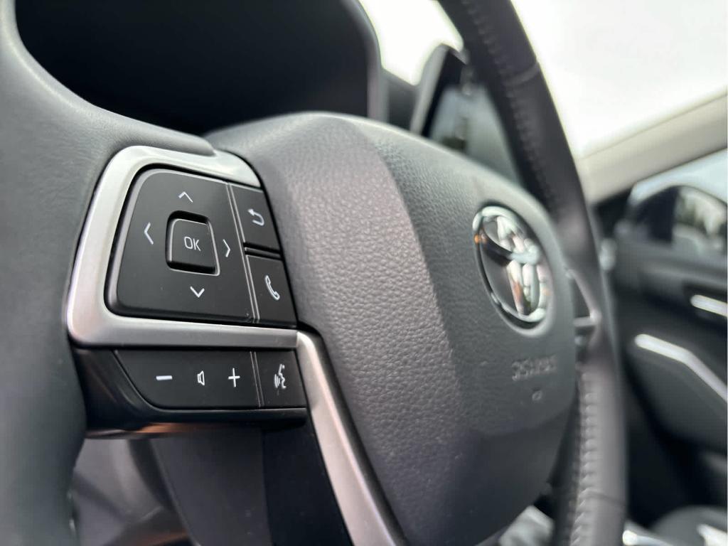 used 2022 Toyota Highlander car, priced at $35,999