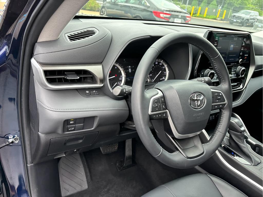 used 2022 Toyota Highlander car, priced at $35,999