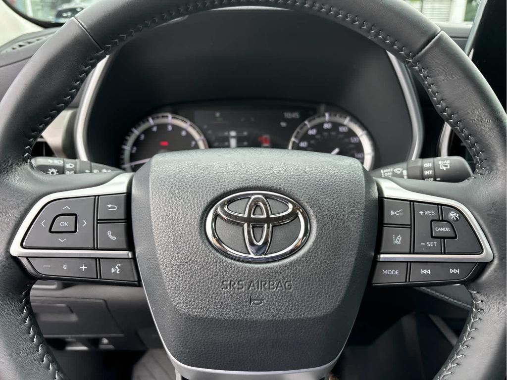 used 2022 Toyota Highlander car, priced at $35,999