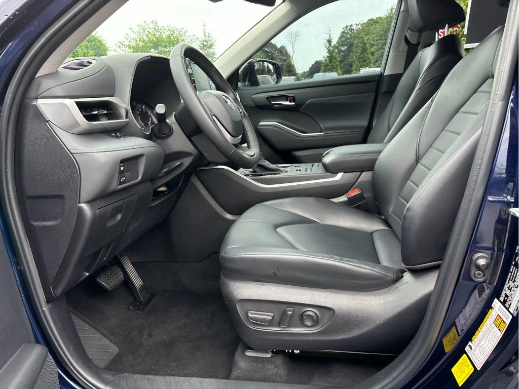 used 2022 Toyota Highlander car, priced at $35,999