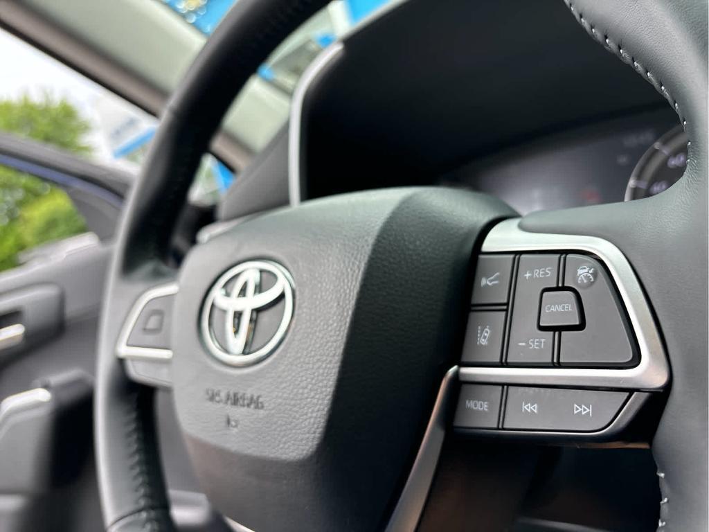 used 2022 Toyota Highlander car, priced at $35,999