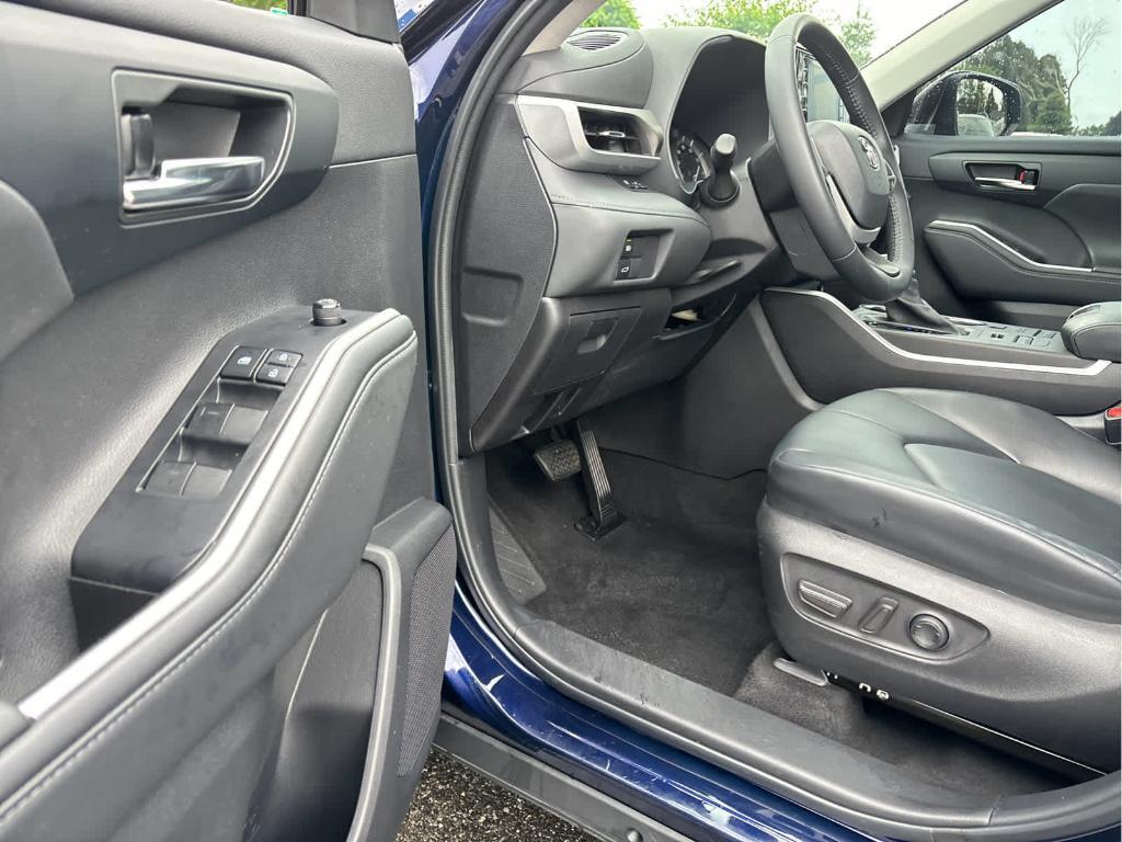 used 2022 Toyota Highlander car, priced at $35,999