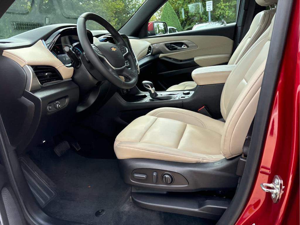 used 2023 Chevrolet Traverse car, priced at $32,399