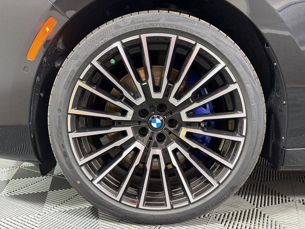 new 2025 BMW 760 car, priced at $132,635