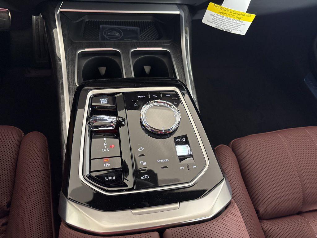 new 2025 BMW 760 car, priced at $132,635