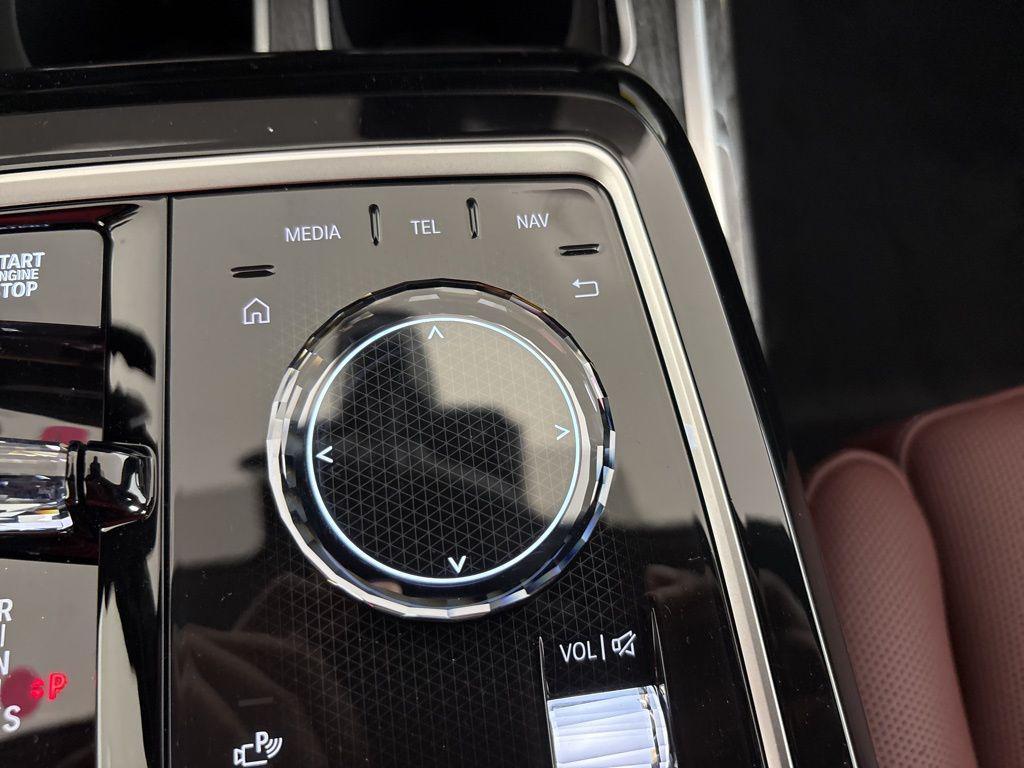 new 2025 BMW 760 car, priced at $132,635